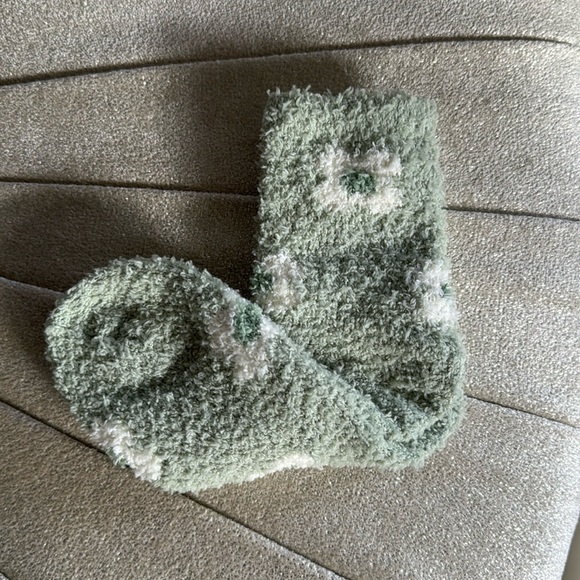 3/$15 Brand New Plush Floral Daisy Cozy Socks - Picture 4 of 4